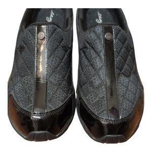 Easy Spirit Traveltime clogs black quilted design with patent leather trim 9.5